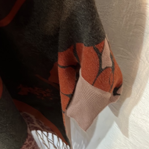 Crosstree Lane Tourterelle floral design autumn wrap, one size, NWT - Picture 6 of 15